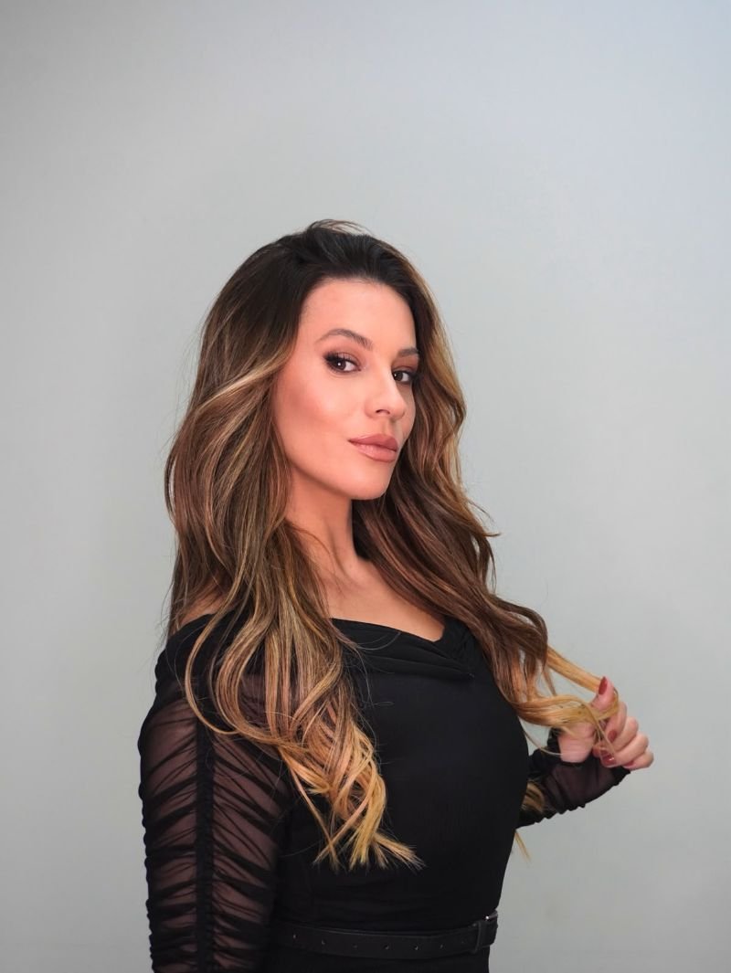 Mechas iluminadas com ondas, de perfil