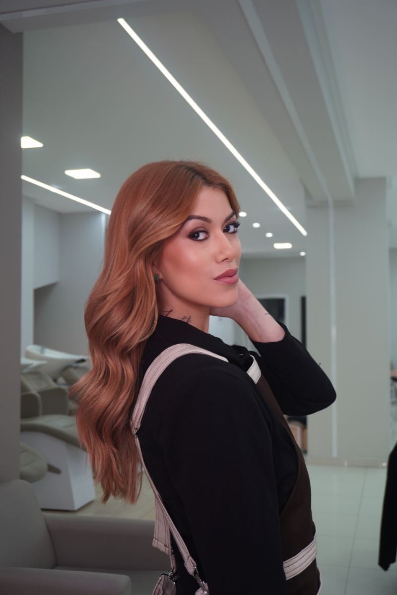 Thalia com ruivo acobreado, de perfil